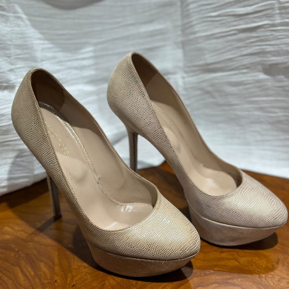Sergio Rossi metallic textured pump 7.5 (38 It)